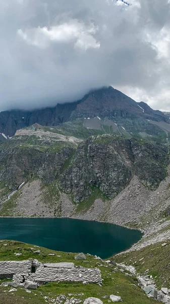 Plano Vertical Una Montaña Con Rocas Sueltas Hermoso Lago Base — Foto de Stock