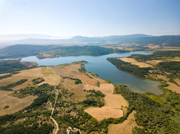 Uma Vista Aérea Lago Azul Campos Agrícolas Montanhas Sob Céu — Fotografia de Stock