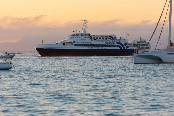 Formentera Španělsko Srpna 2021 Krásný Výhled Trajekt Balearia Lodě Kanálu — Stock fotografie