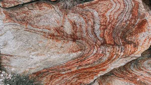 Een Close Van Geologische Rotsoppervlak Met Rood Golvend Patroon — Stockfoto