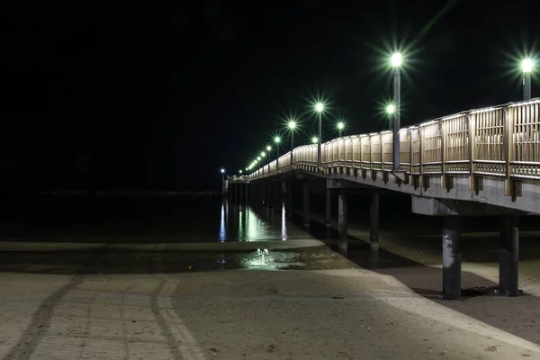 Largo Puente Iluminado Por Noche —  Fotos de Stock