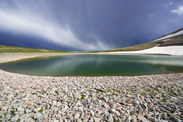 Belo Tiro Lago Cercado Por Pequenas Pedras Sob Céus Estéticos — Fotografia de Stock
