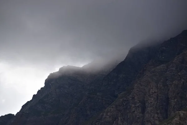 Die Mit Dichtem Nebel Bedeckten Felsen Nationalpark Gran Paradiso Den — Stockfoto
