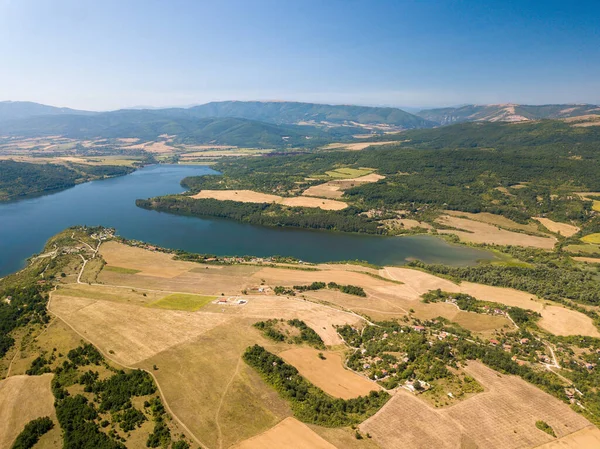 Uma Vista Aérea Lago Azul Campos Agrícolas Montanhas Sob Céu — Fotografia de Stock