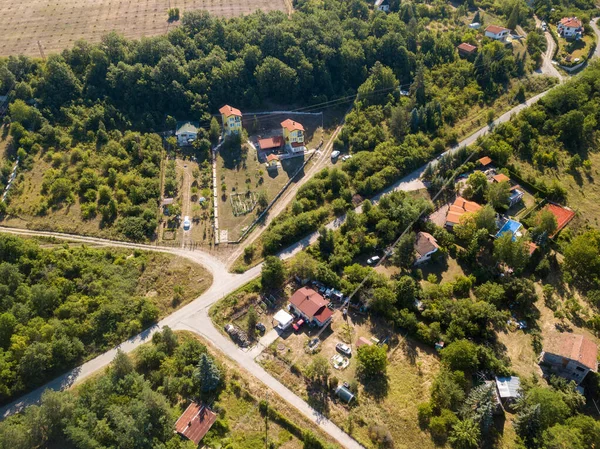 Luftaufnahme Einer Stadt Mit Landwirtschaftlichen Feldern Gebäuden Und Dichten Bäumen — Stockfoto