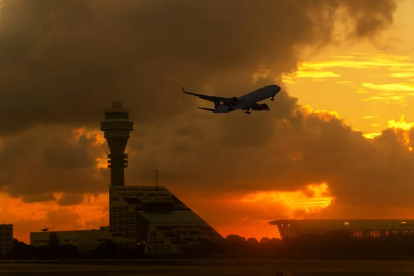 Una Silueta Avión Despega Del Aeropuerto Con Cielo Nublado Durante — Foto de Stock