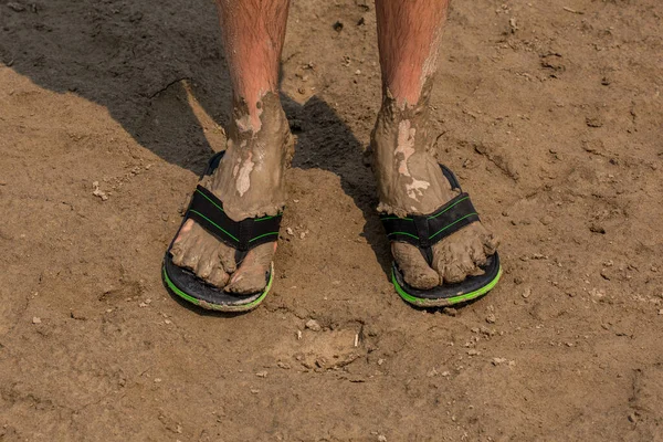 Een Close Van Modderige Voeten Van Man Strandslippers — Stockfoto