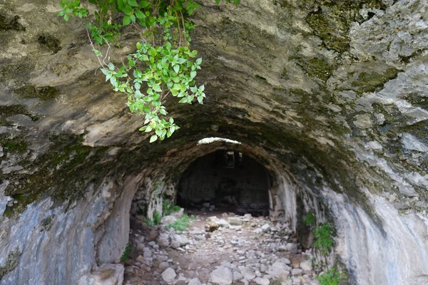 Кам Яна Печера Рукотворного Виробництва Ззовні — стокове фото