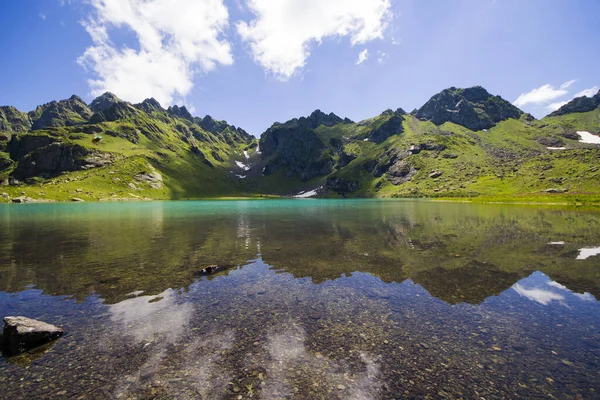 Uma Vista Panorâmica Lago Montanha Alpino Svaneti Geórgia Sob Céu — Fotografia de Stock