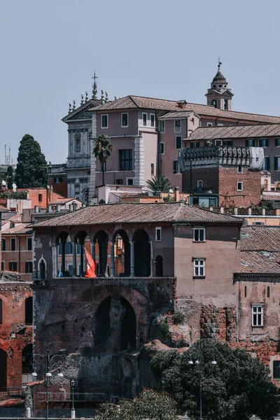 イタリア ローマの歴史的建造物の垂直ショット — ストック写真
