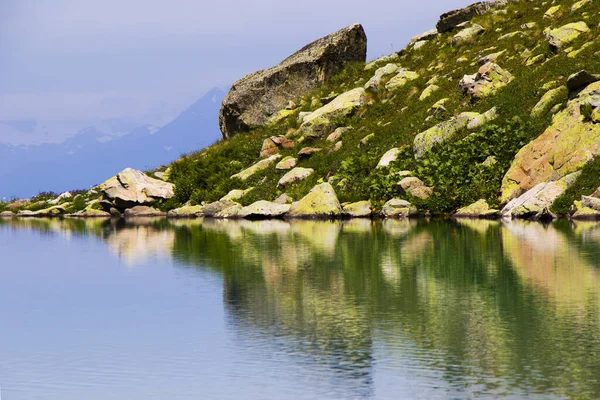 Belo Tiro Lago Refletindo Colina Acima Sob Céus Nebulosos — Fotografia de Stock