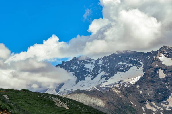 Gros Plan Une Montagne Rocheuse Avec Neige Éparpillée Sous Ciel — Photo