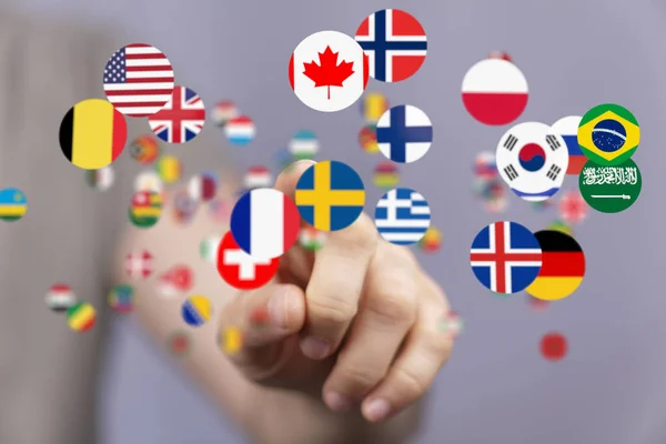 Uma Mão Selecionando Uma Rede Interconectada Bandeiras Internacionais — Fotografia de Stock