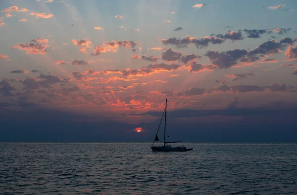 Mamaia Romania Jul 2021 Scenic View Single Sailboat Wavy Sea — Stock Photo, Image