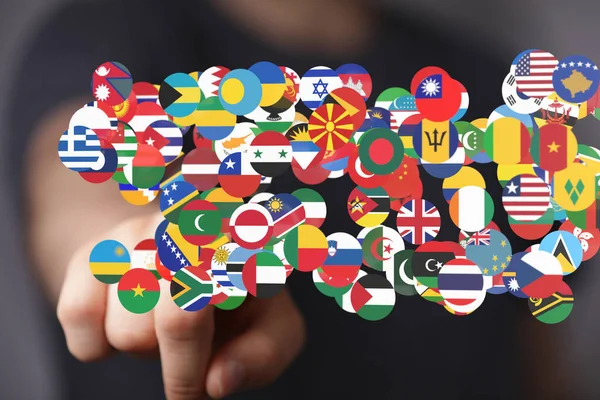 从相互连接的国际旗帜网络中挑选的一只手 — 图库照片