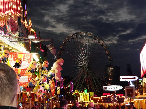 Ein Buntes Bild Eines Vergnügungsparks Mit Spielen Und Riesenrad Auf — Stockfoto