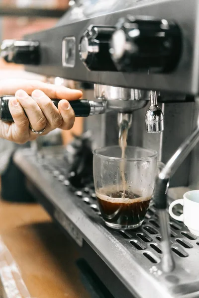 Egy Függőleges Felvétel Egy Baristáról Aki Kávéfőzőt Használ Miközben Amerikai — Stock Fotó