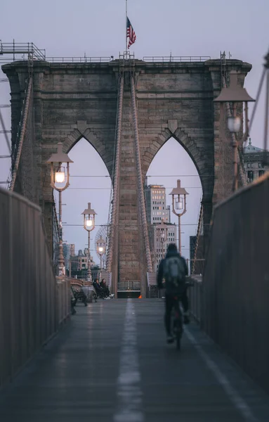 Велогонщик Пересекающий Бруклинский Мост Нью Йорк Сша — стоковое фото