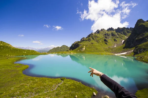 Eine Malerische Ansicht Der Hand Zeigt Auf Den Alpinen Bergsee — Stockfoto