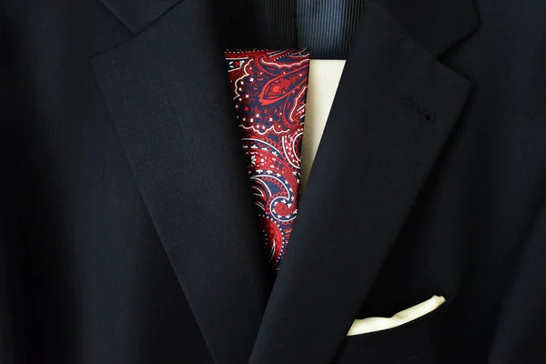 Primer Plano Elegante Traje Negro Con Una Elegante Corbata Roja —  Fotos de Stock