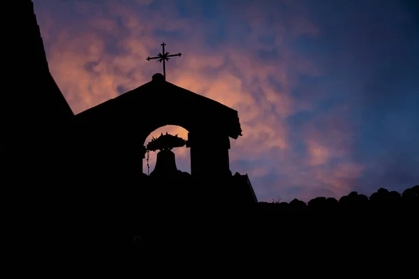 Uma Silhueta Uma Igreja Fundo Céu Pôr Sol — Fotografia de Stock