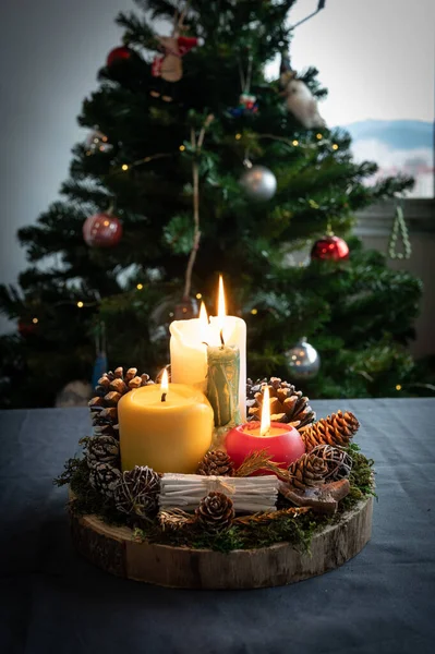 クリスマスの飾りセットに灯されたキャンドルの垂直ショット — ストック写真
