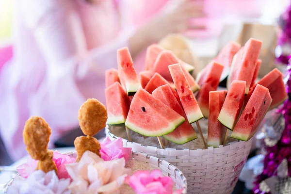 Een Close Shot Van Watermeloen Met Spiesen Een Kom Voor — Stockfoto