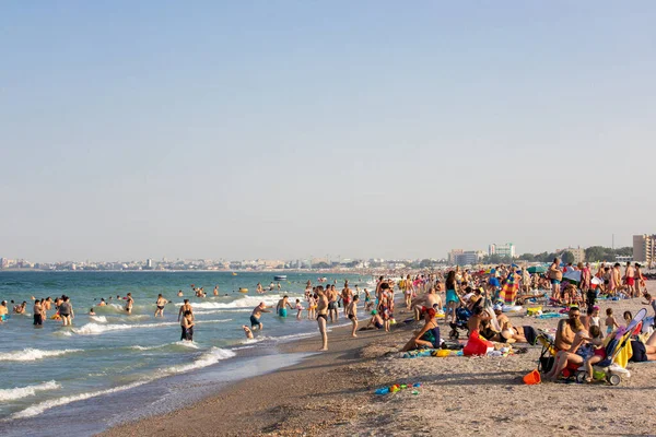 Mamaia Romania Julio 2021 Muchos Turistas Playa Del Mar Negro —  Fotos de Stock