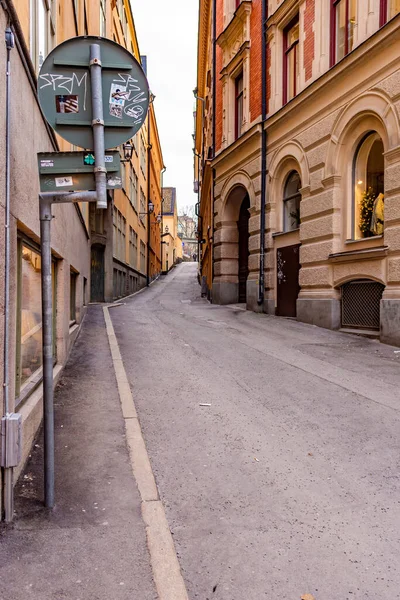 空の狭い通りの垂直閉鎖 スウェーデンのストックホルム — ストック写真