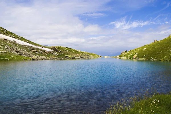 Beau Cliché Lac Entouré Petites Falaises Sous Ciel Nuageux — Photo