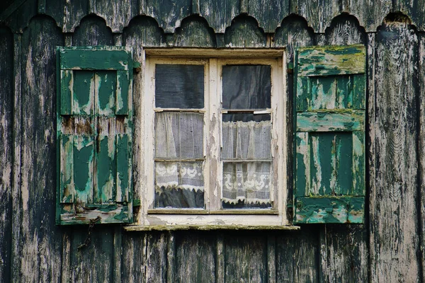 木墙上有剥皮油漆的旧窗户的特写镜头 — 图库照片
