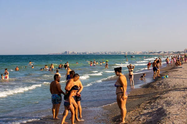 Mamaia Romania Julio 2021 Muchos Turistas Playa Del Mar Negro —  Fotos de Stock