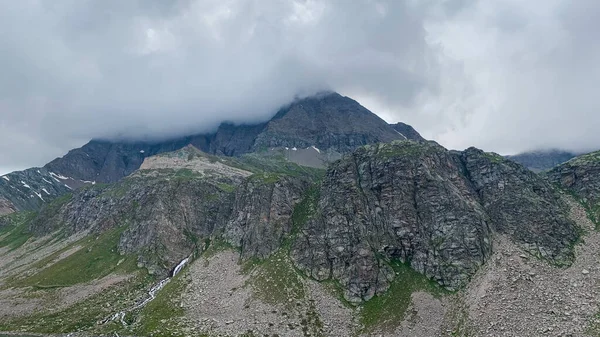Skały Pokryte Gęstą Mgłą Parku Narodowym Gran Paradiso Alpach Włoskich — Zdjęcie stockowe