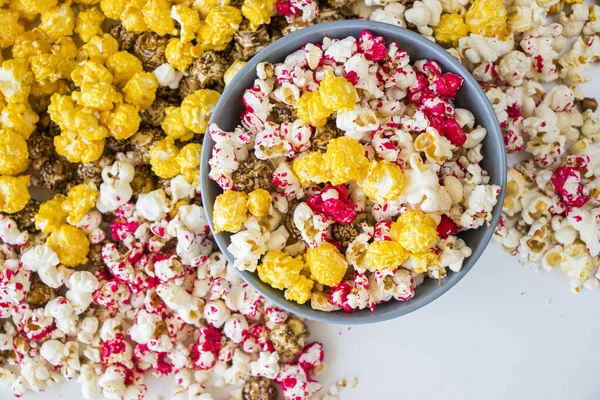 Eine Draufsicht Auf Bunte Popcorn Auf Einer Schüssel Isoliert Auf — Stockfoto