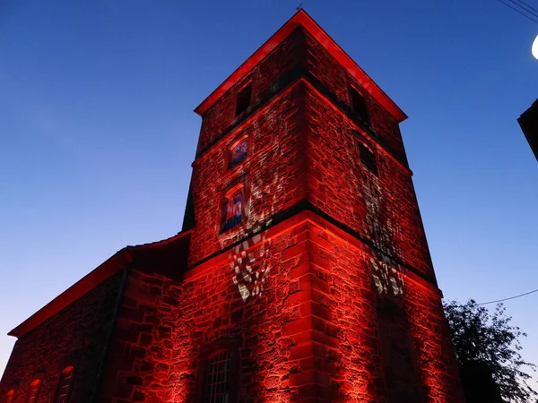 Een Schilderstuk Van Een Stenige Toren Met Een Rode Kleur — Stockfoto