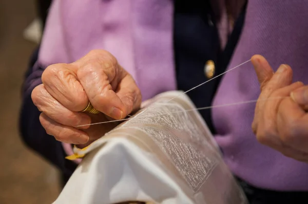 Een Close Shot Van Vrouwelijke Handen Stiksel Delicate Zijden Doek Rechtenvrije Stockafbeeldingen