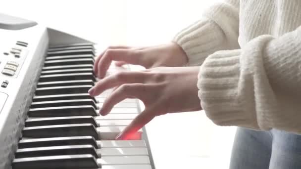 Primo Piano Delle Mani Una Donna Che Suona Pianoforte Con — Video Stock