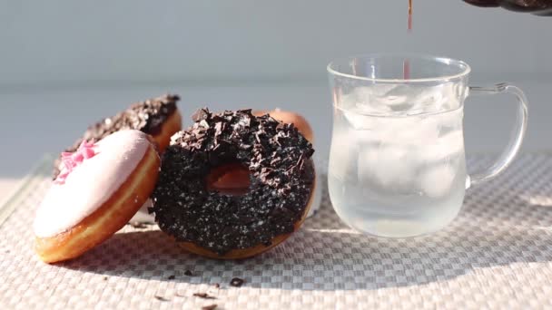 Deliziose Ciambelle Con Cioccolato Caffè Uno Sfondo Legno — Video Stock