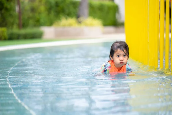 수영장에서 수영하는 귀여운 — 스톡 사진