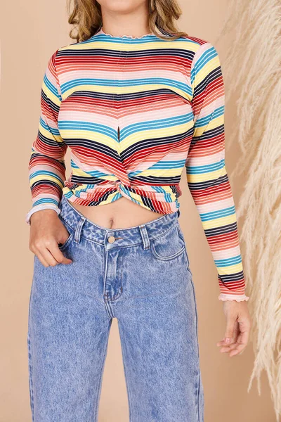 Una Foto Vertical Una Modelo Femenina Con Una Blusa Colorida —  Fotos de Stock
