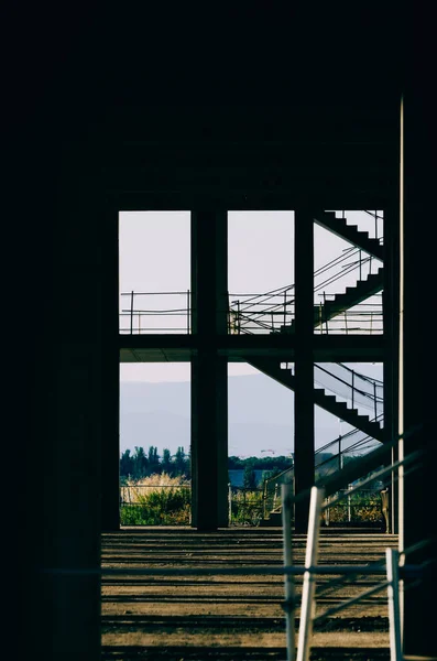 Nşaat Binasındaki Merdivenlerin Dikey Görüntüsü — Stok fotoğraf