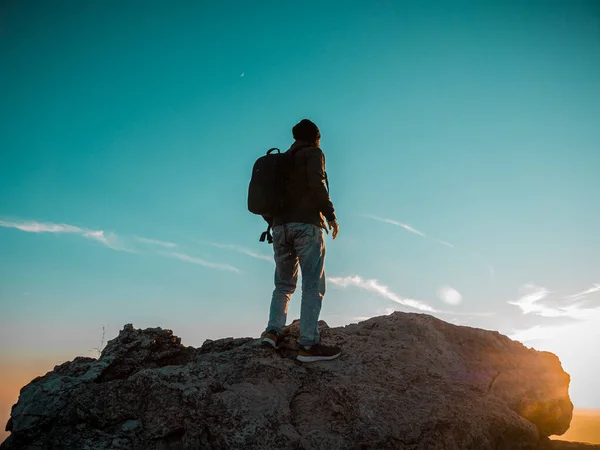 Young Hiker Standing Rock Observing Beautiful View — Stock Photo, Image