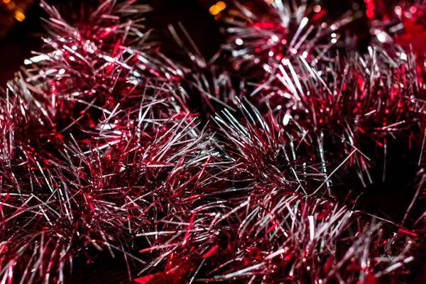 Közelkép Piros Csillogó Karácsonyi Tinsel Sötét Háttérben — Stock Fotó