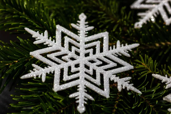 Tiro Close Galho Árvore Natal Decorado Com Flocos Neve Cintilantes — Fotografia de Stock