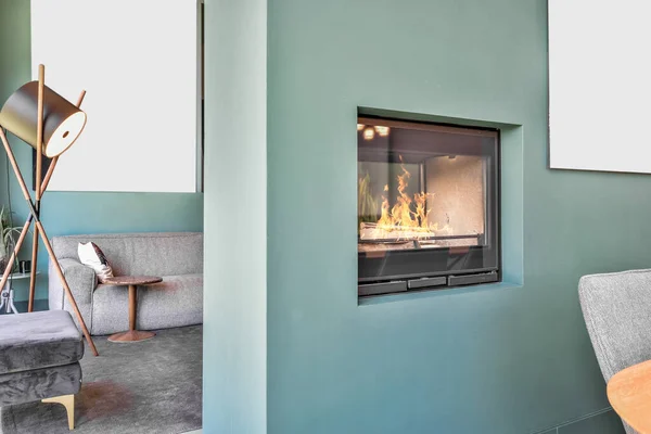 Der Kamin Der Wand Wohnzimmer Einer Modernen Wohnung — Stockfoto