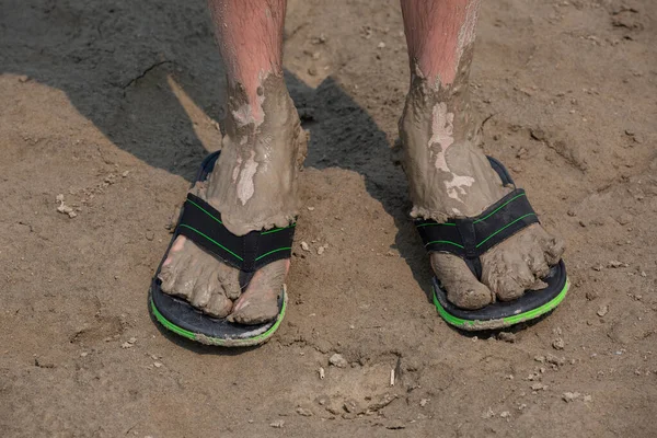 Een Close Van Modderige Voeten Van Man Strandslippers — Stockfoto