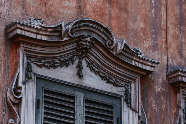 Detal Dekoracji Okna Włoskim Budynku — Zdjęcie stockowe