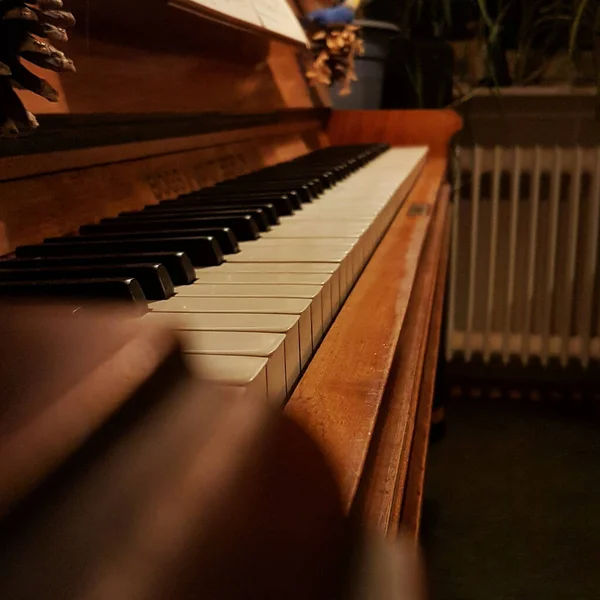 Vertical Shot Piano Lights House Blurry Background — Stock Photo, Image