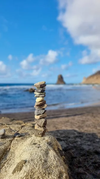 Plano Vertical Rocas Apiladas Una Encima Otra Cálido Día Verano — Foto de Stock