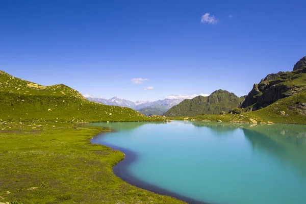 Uma Vista Panorâmica Lago Montanha Alpino Svaneti Geórgia Sob Céu — Fotografia de Stock